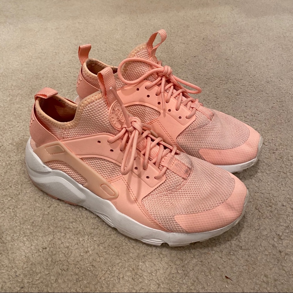 Nike Air Huaraches coral